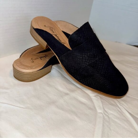 Free People Black Snakeskin Print Suede/Leather Mules Slip-on Shoes Ladies 7.5 - Picture 2 of 3